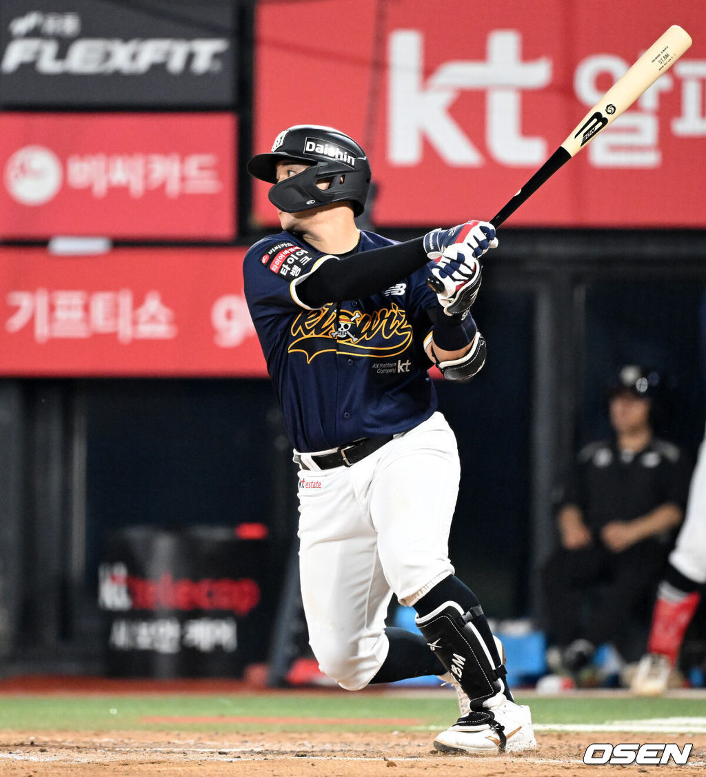 31일 수원 KT위즈파크에서 2026 신한 SOL KBO리그 KT 위즈와 한화 이글스의 경기가 열렸다.이날 KT는 소형준, 한화는 류현진을 선발로 내세웠다.6회말 1사 2,3루에서 KT 한승택이 우중간 2타점 적시타를 치고 있다. 2026.07.31 /sunday@osen.co.kr