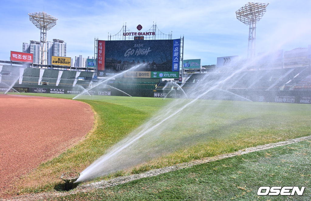 31일 부산 사직야구장에서 2026 신한 SOL KBO 리그 롯데 자이언츠와 삼성 라이온즈의 경기가 열린다. 홈팀 롯데는 김진욱이, 방문팀 삼성은 원태인이 선발 출전한다.폭염중대경보가 내려진 부산 사직야구장에 열기를 식히기 위해 스프링 쿨러가 가동돼 그라운드를 식히고 있다. 2026.07.31 / foto0307@osen.co.kr