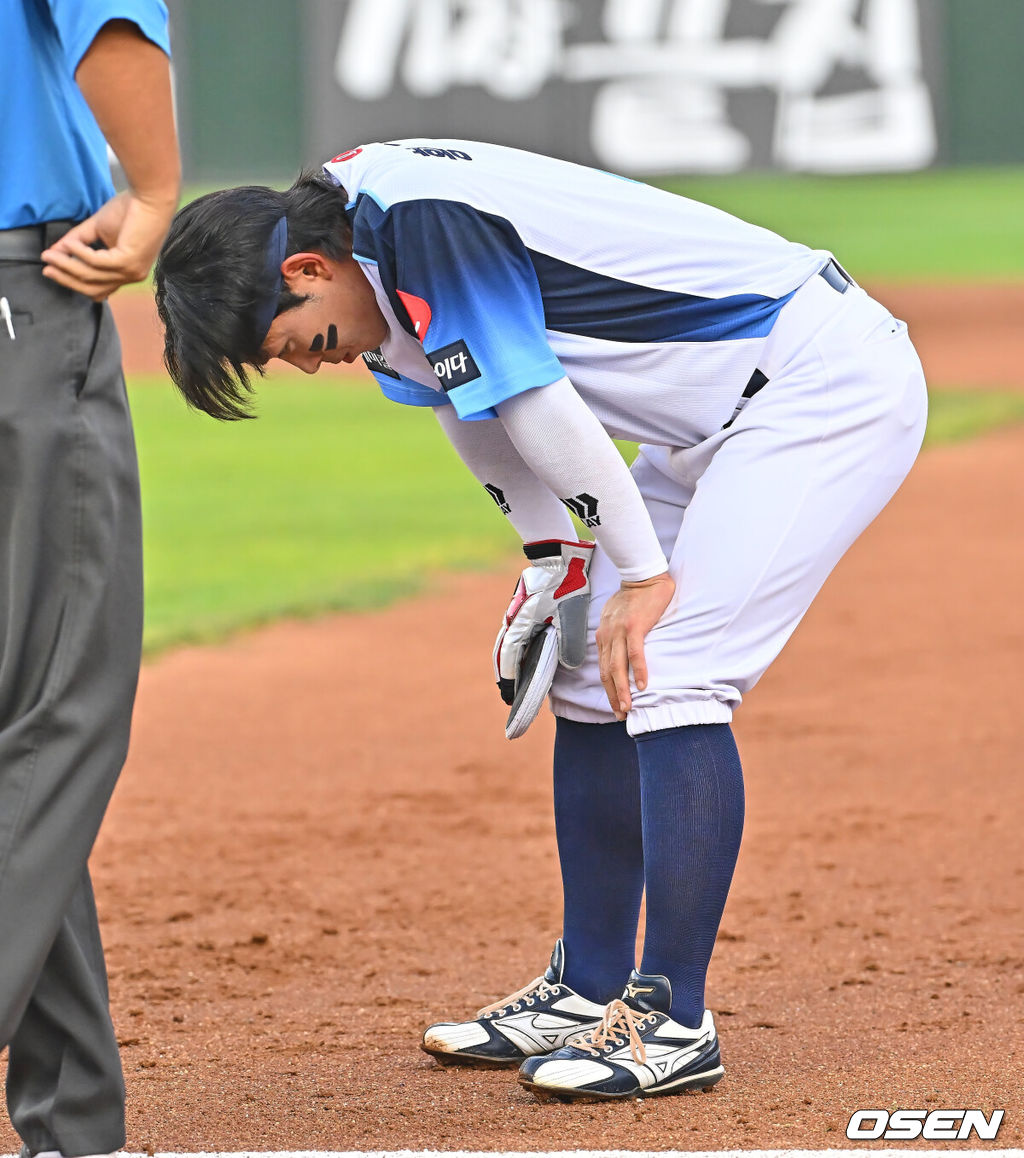 31일 부산 사직야구장에서 2026 신한 SOL KBO 리그 롯데 자이언츠와 삼성 라이온즈의 경기가 열렸다. 홈팀 롯데는 김진욱이, 방문팀 삼성은 원태인이 선발 출전했다.롯데 자이언츠 황성빈이 1회초 2루수 앞 내야 안타를 치고 1루에 진루, 더위를 참지 못하고 어지럼증을 호소하고 있다. 2026.07.31 / foto0307@osen.co.kr