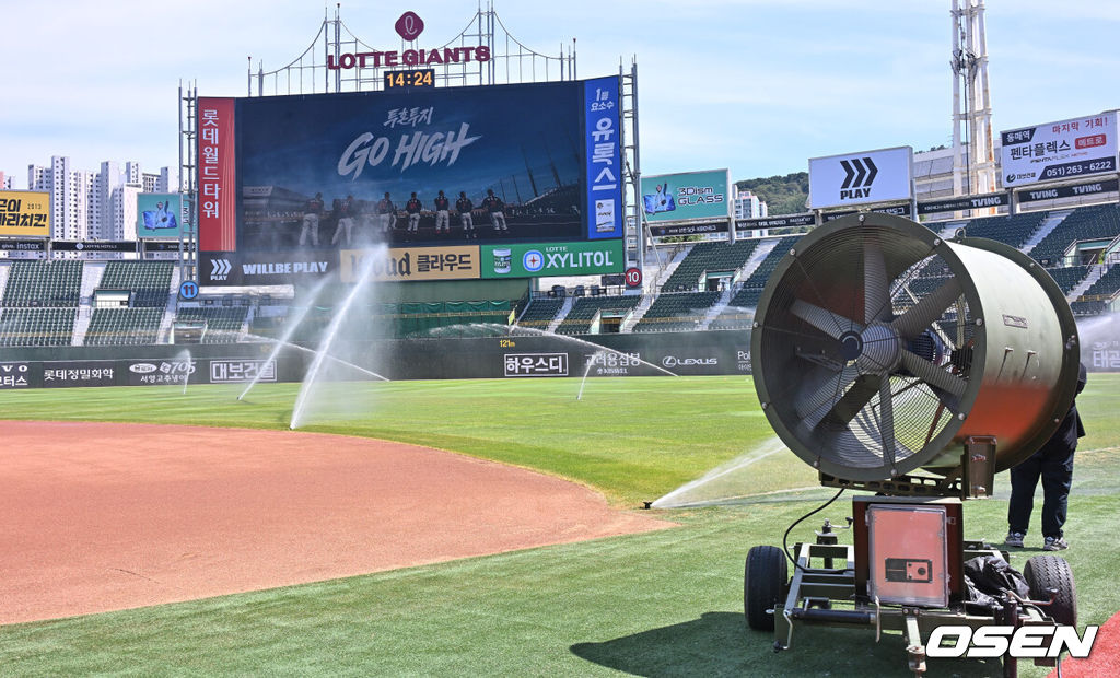 31일 부산 사직야구장에서 2026 신한 SOL KBO 리그 롯데 자이언츠와 삼성 라이온즈의 경기가 열린다. 홈팀 롯데는 김진욱이, 방문팀 삼성은 원태인이 선발 출전한다.폭염중대경보가 내려진 부산 사직야구장에 열기를 식히기 위해 스프링 쿨러가 가동돼 그라운드를 식히고 있다. 2026.07.31 / foto0307@osen.co.kr