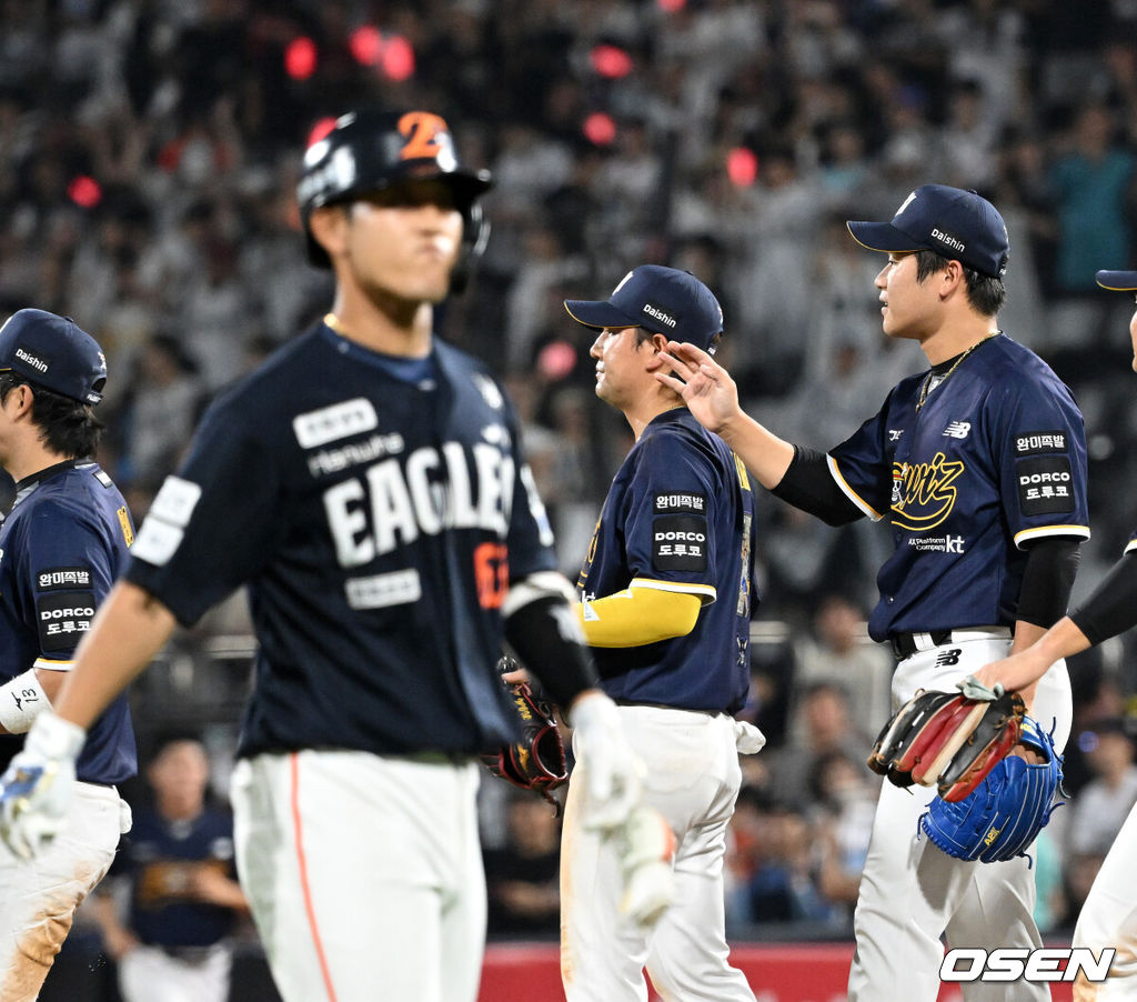 KT는 31일 수원 KT 위즈파크에서 열린 2026 신한 SOL KBO리그 한화와의 경기에서 5-3으로 승리했다. 경기 종료 후 KT 박영현이 동료들과 환호하고 있다. 외야플라이의 아쉬움 삼키는 한화 박정현. 2026.07.31 /sunday@osen.co.kr