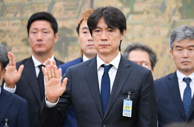 30일 서울 여의도 국회에서 문화체육관광위원회의 대한축구협회 현안 관련 청문회가 진행됐다.이날 청문회에는 홍명보 전 대한민국 축구대표팀 감독과 정몽규 전 대한축구협회장이 참석했다.홍명보 전 감독이 선서를 하고 있다. 2026.07.30 / soul1014@osen.co.kr <사진=국회사진기자단>