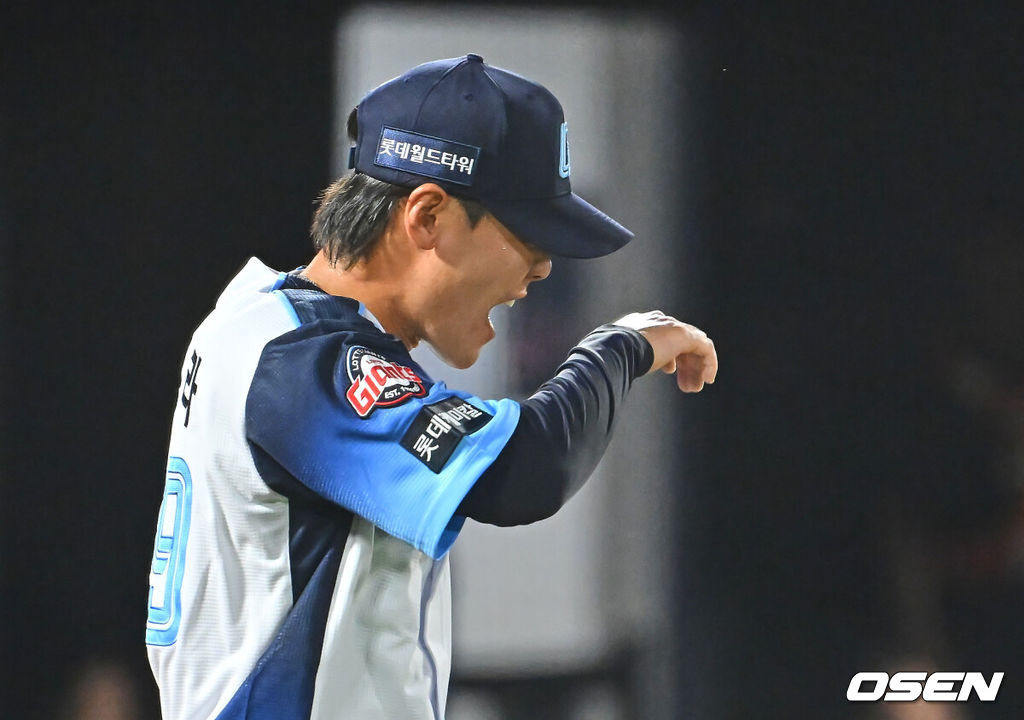 31일 부산 사직야구장에서 2026 신한 SOL KBO 리그 롯데 자이언츠와 삼성 라이온즈의 경기가 열렸다. 홈팀 롯데는 김진욱이, 방문팀 삼성은 원태인이 선발 출전했다.롯데 자이언츠 이이무라가 6회초 역전을 허용하고 아ㅜ시워하고 있다. 2026.07.31 / foto0307@osen.co.kr
