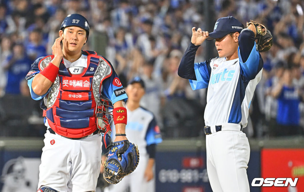 31일 부산 사직야구장에서 2026 신한 SOL KBO 리그 롯데 자이언츠와 삼성 라이온즈의 경기가 열렸다. 홈팀 롯데는 김진욱이, 방문팀 삼성은 원태인이 선발 출전했다.롯데 자이언츠 이이무라와 유강남이 역전을 허용하고 아쉬워하고 있다. 2026.07.31 / foto0307@osen.co.kr