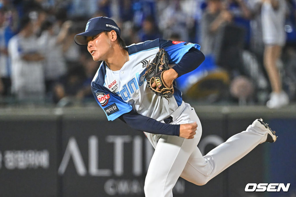 31일 부산 사직야구장에서 2026 신한 SOL KBO 리그 롯데 자이언츠와 삼성 라이온즈의 경기가 열렸다. 홈팀 롯데는 김진욱이, 방문팀 삼성은 원태인이 선발 출전했다.롯데 자이언츠 이이무라가 역투하고 있다. 2026.07.31 / foto0307@osen.co.kr