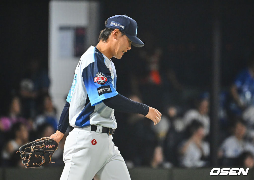 31일 부산 사직야구장에서 2026 신한 SOL KBO 리그 롯데 자이언츠와 삼성 라이온즈의 경기가 열렸다. 홈팀 롯데는 김진욱이, 방문팀 삼성은 원태인이 선발 출전했다.롯데 자이언츠 이이무라가 6회초 역전을 허용하고 아ㅜ시워하고 있다. 2026.07.31 / foto0307@osen.co.kr