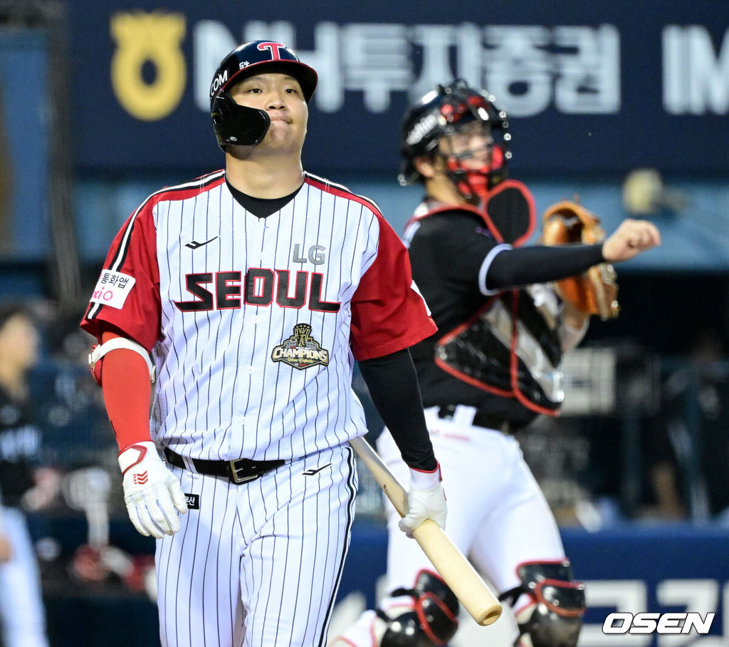 19일 서울 잠실야구장에서 ‘2026 신한 SOL Bank KBO리그’ LG 트윈스와 KT 위즈의 경기가 열렸다.홈팀 LG는 송승기, 방문팀 KT는 고영표를 선발로 내세웠다. 6회말 2사 1루 상황 LG 문보경이 삼진으로 물러나며 아쉬워하고 있다. 2026.07.19 / dreamer@osen.co.kr