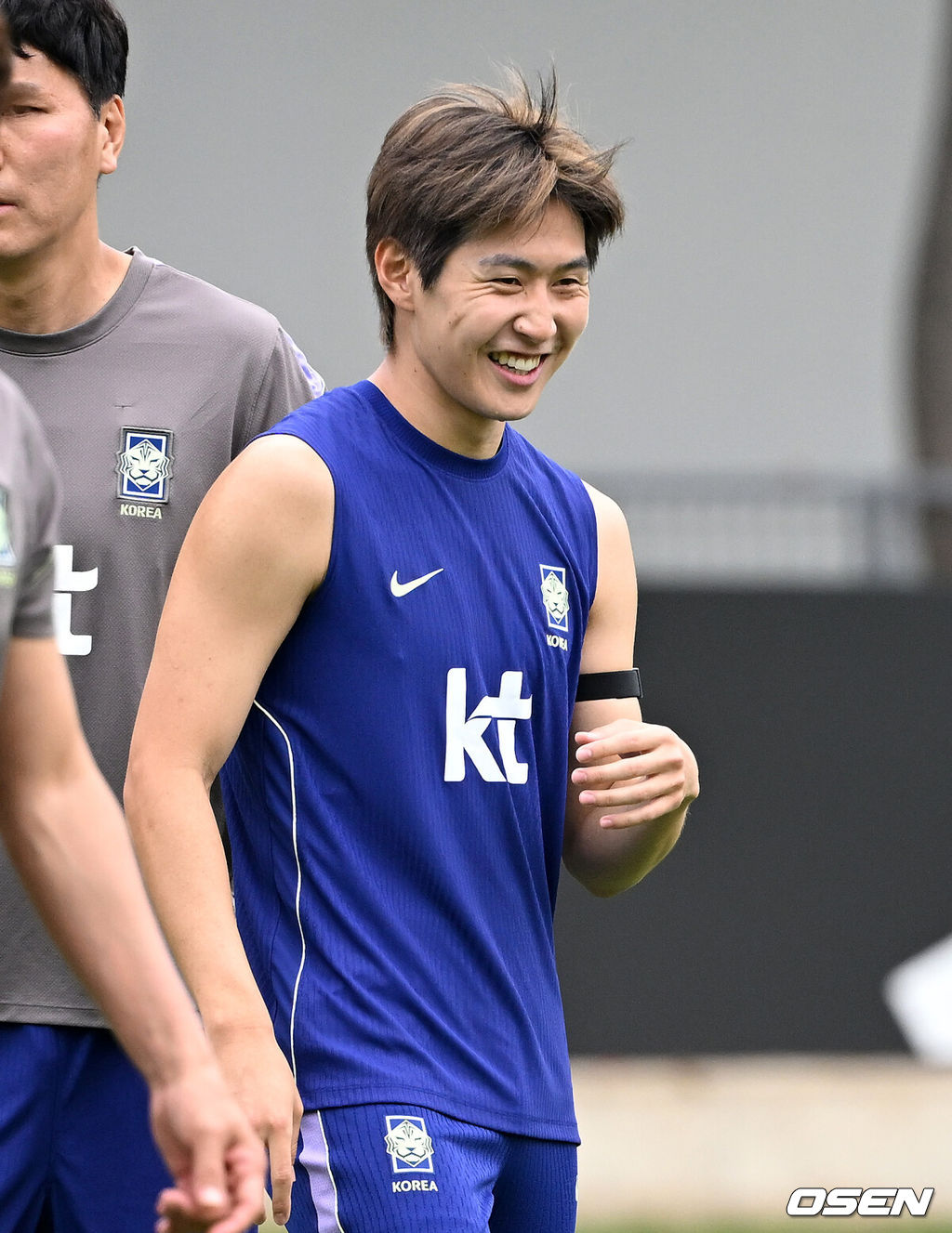 2026 북중미 월드컵에 참가하는 한국 축구국가대표팀이 9일(한국시각) 멕시코 과달라하라 인근 사포판의 치바스 베르데 바예에서 훈련을 진행했다.한국은 과달라하라에서 체코와 멕시코를 차례로 상대한 뒤 조별리그 마지막 경기를 치른다.이강인이 훈련 중 미소를 짓고 있다. 2026.06.09 /sunday@osen.co.kr