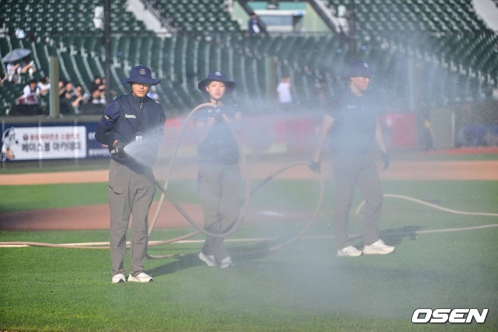 24일 부산 사직야구장에서 2026 신한 SOL KBO 리그 롯데 자이언츠와 KT 위즈의 경기가 열린다. 홈팀 롯데는 나균안이, 방문팀 KT는 로건이 선발 출전한다.폭염 특보가 내린 부산 사직야구장에서 관계자들이 그라운드에 물을 뿌리며 열기를 식히고 있다. 2026.07.24 / foto0307@osen.co.kr