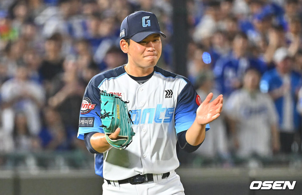 31일 부산 사직야구장에서 2026 신한 SOL KBO 리그 롯데 자이언츠와 삼성 라이온즈의 경기가 열렸다. 홈팀 롯데는 김진욱이, 방문팀 삼성은 원태인이 선발 출전했다.롯데 자이언츠 선발 투수 김진욱이 5회초 2사 2루 삼성 라이온즈 김성윤을 3루수 땅볼로 잡고 박수를 치고 있다. 2026.07.31 / foto0307@osen.co.kr