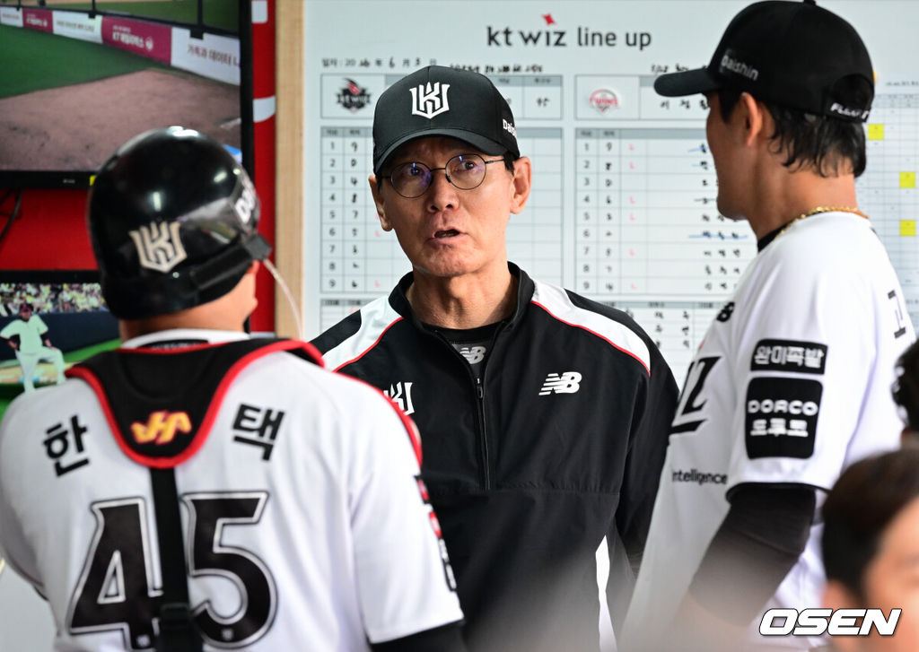3일 오후 수원KT위즈파크에서 '2026 신한 SOL Bank KBO리그' KT 위즈와 LG 트윈스의 경기가 열렸다.이날 KT는 고영표를, LG는 이정용을 선발투수로 내세웠다.5회초 2사 만루에서 무실점으로 이닝이 끝난 뒤 KT 이강철 감독이 포수 한승택, 선발투수 고영표에게 피드백을 하고 있다. 2026.06.03 /cej@osen.co.kr