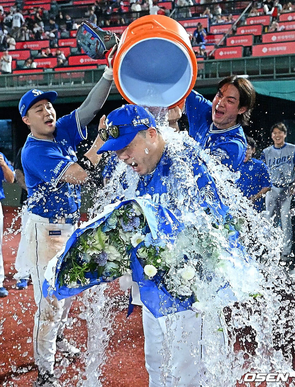 31일 부산 사직야구장에서 2026 신한 SOL KBO 리그 롯데 자이언츠와 삼성 라이온즈의 경기가 열렸다. 홈팀 롯데는 김진욱이, 방문팀 삼성은 원태인이 선발 출전했다.삼성 라이온즈 박진만 감독이 300승을 달성하고 선수들의 축하 물세례를 받고 있다. 2026.07.31 / foto0307@osen.co.kr
