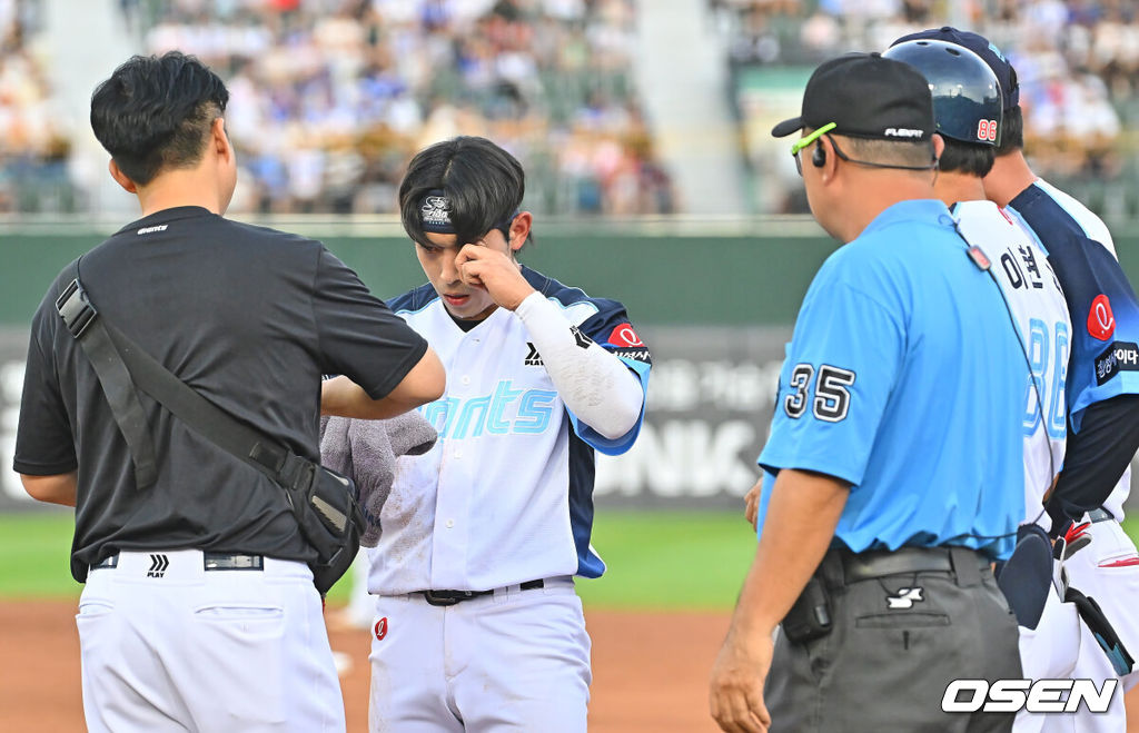 31일 부산 사직야구장에서 2026 신한 SOL KBO 리그 롯데 자이언츠와 삼성 라이온즈의 경기가 열렸다. 홈팀 롯데는 김진욱이, 방문팀 삼성은 원태인이 선발 출전했다.롯데 자이언츠 황성빈이 1회초 2루수 앞 내야 안타를 치고 1루에 진루, 더위를 참지 못하고 어지럼증을 호소하고 있다. 2026.07.31 / foto0307@osen.co.kr