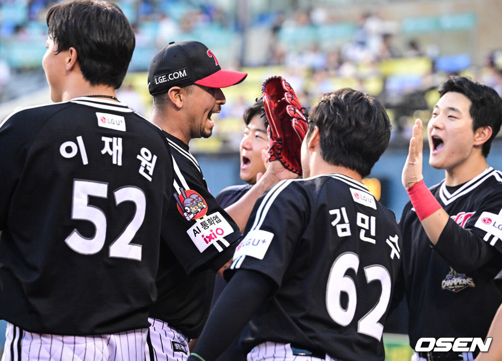 1일 서울 잠실야구장에서 2026 신한 SOL KBO리그 두산 베어스와 LG 트윈스의 경기가 열렸다.이날 두산은 곽빈, LG는 카라스코를 선발로 내세웠다. 6회말을 무실점으로 막아낸 LG 카라스코가 더그아웃으로 향하며 기뻐하고 있다. 2026.08.01 /cej@osen.co.kr