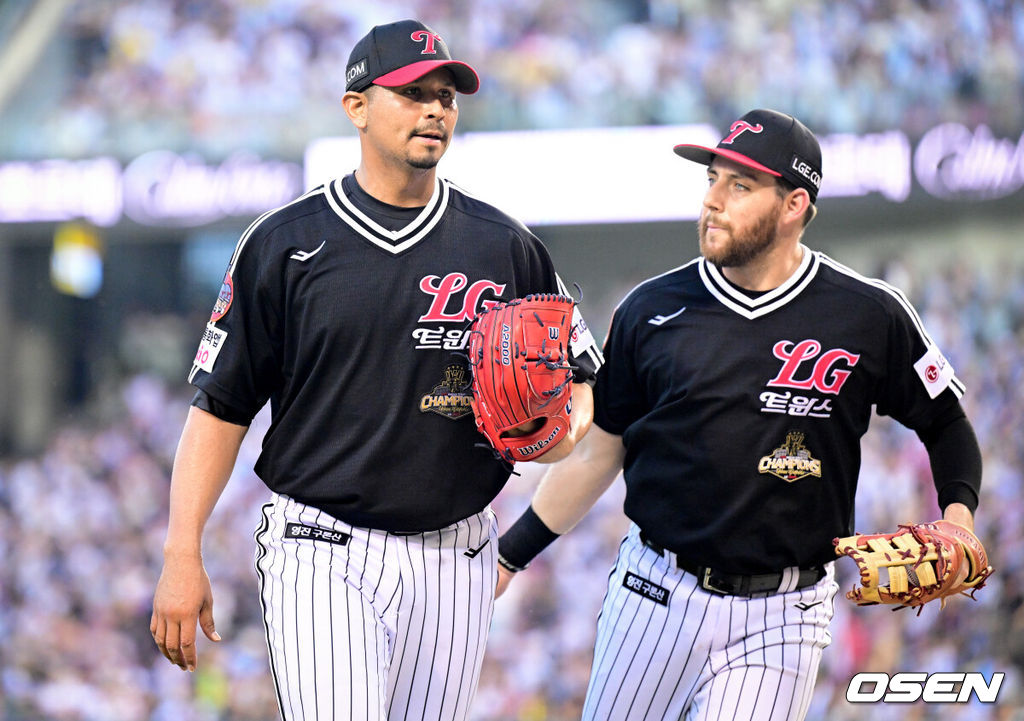 1일 서울 잠실야구장에서 2026 신한 SOL KBO리그 두산 베어스와 LG 트윈스의 경기가 열렸다.이날 두산은 곽빈, LG는 카라스코를 선발로 내세웠다. 6회말을 무실점으로 막아낸 LG 카라스코가 기뻐하고 있다. 2026.08.01 /cej@osen.co.kr