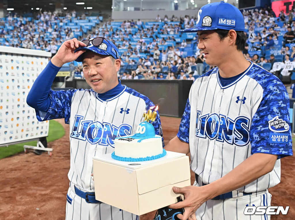 6일 대구삼성라이온즈파크에서 2025 신한 SOL 뱅크 KBO 리그 삼성 라이온즈와 NC 다이노스의 경기가 열렸다. 홈팀 삼성은 원태인이, 방문팀 NC는 김녹원이 선발 출전했다. 삼성 라이온즈 박진만 감독이 NC 다이노스에 7-3으로 승리한 후 구자욱에게 200승 기념 케이크를 받고 있다. 2025.06.06 / foto0307@osen.co.kr