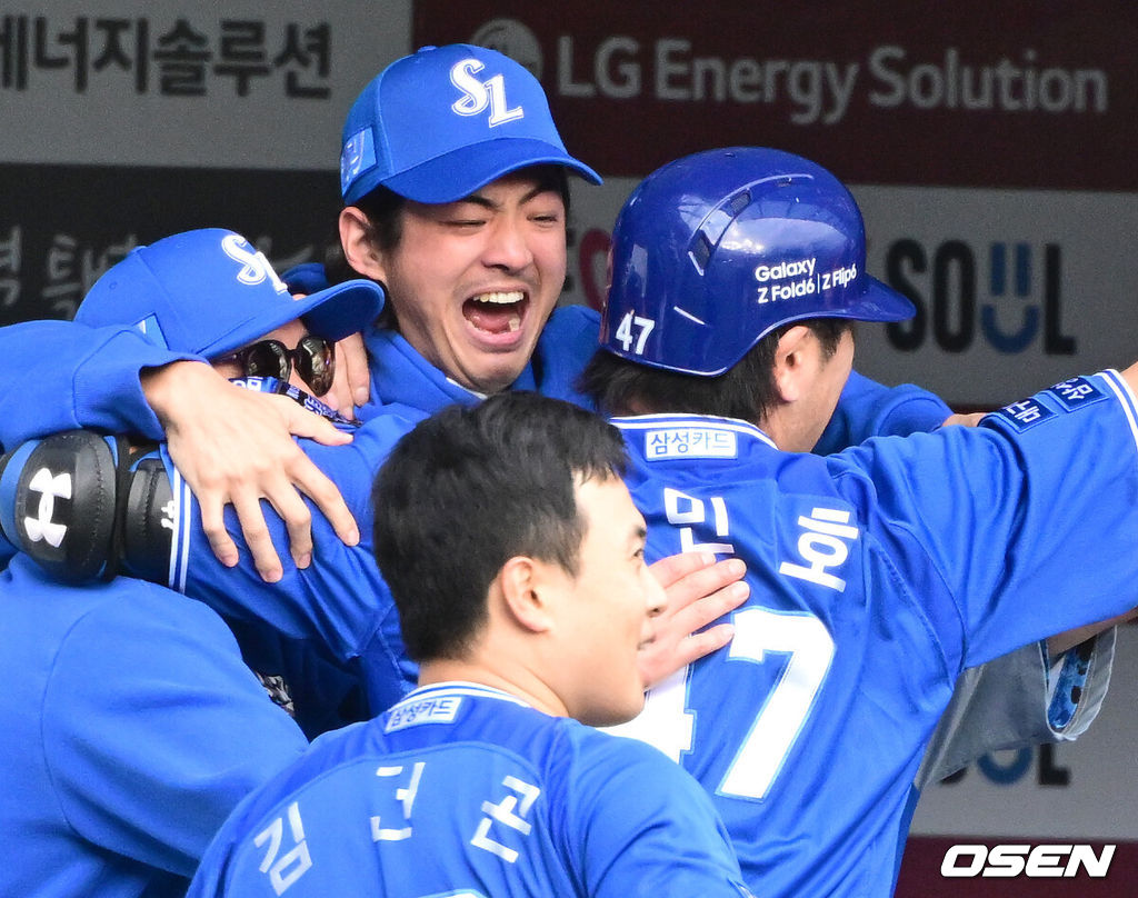 19일 서울 잠실야구장에서 ‘2024 신한 SOL뱅크 KBO 포스트시즌’ 플레이오프 4차전 LG 트윈스와 삼성 라이온즈의 경기가 열렸다.LG는 디트릭 엔스, 삼성은 데니 레예스를 4차전 선발 투수로 내세웠다.8회초 무사 선두타자로 나선 삼성 강민호가 선제 좌중간 솔로포를 날리고 홈을 밟은 뒤 박진만 감독-정대현 코치-구자욱과 기뻐하고 있다. 2024.10.19 / dreamer@osen.co.kr