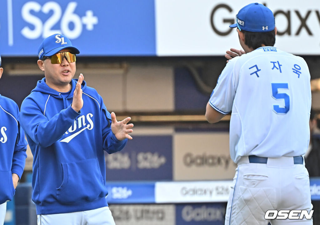 5일 대구삼성라이온즈파크에서 2026 신한 SOL KBO 리그 삼성 라이온즈와 키움 히어로즈의 경기가 열렸다. 홈팀 삼성은 오러클린이, 방문팀 키움은 오석주가 선발 출전했다. 삼성 라이온즈 박진만 감독이 키움 히어로즈에 11-1로 승리한 후 승리 축하 박수를 치고 있다. 2026.05.05 / foto0307@osen.co.kr