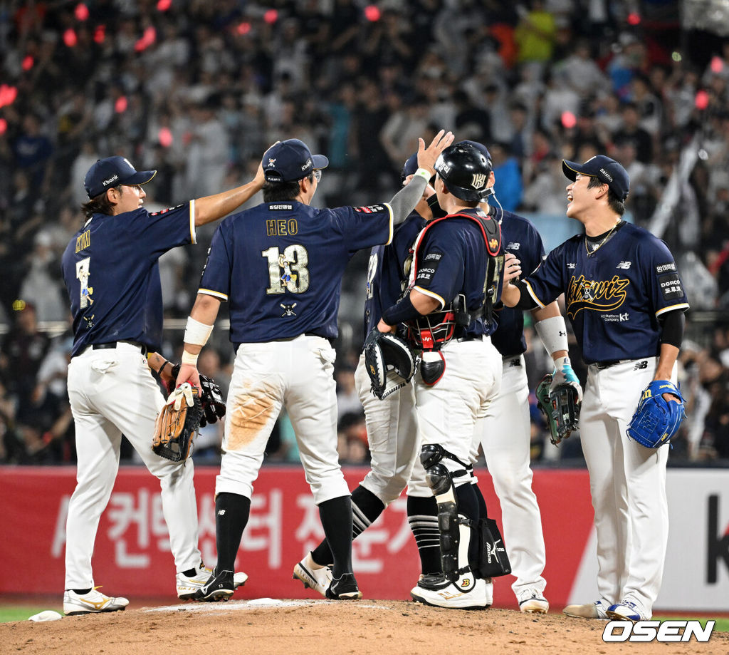 KT는 31일 수원 KT 위즈파크에서 열린 2026 신한 SOL KBO리그 한화와의 경기에서 5-3으로 승리했다. 경기 종료 후 KT 선수들이 환호하고 있다. 2026.07.31 /sunday@osen.co.kr