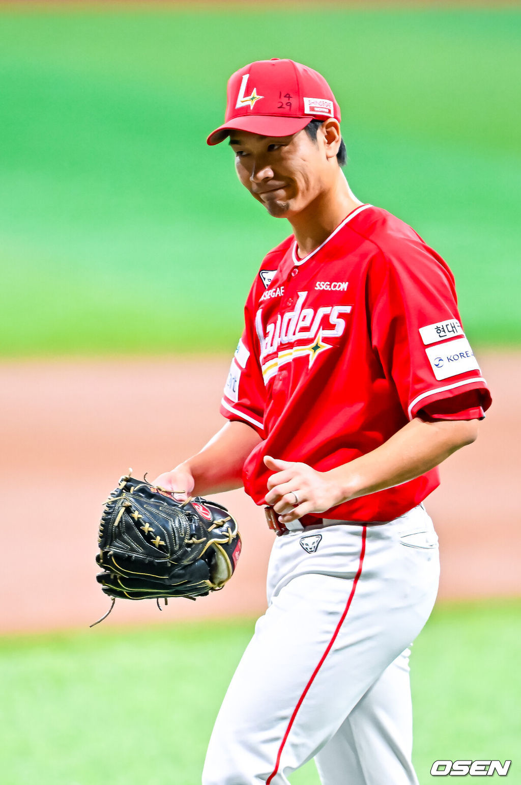 1일 오후 서울 고척스카이돔에서 2026 신한 SOL KBO리그 키움 히어로즈와 SSG 랜더스의 경기가 열렸다.이날 키움은 김윤하, SSG은 타케다를 선발로 내세웠다.1회를 마친 SSG 선발 타케다가 엄지척을 하며 기뻐하고 있다. 2026.08.01 / rumi@osen.co.kr