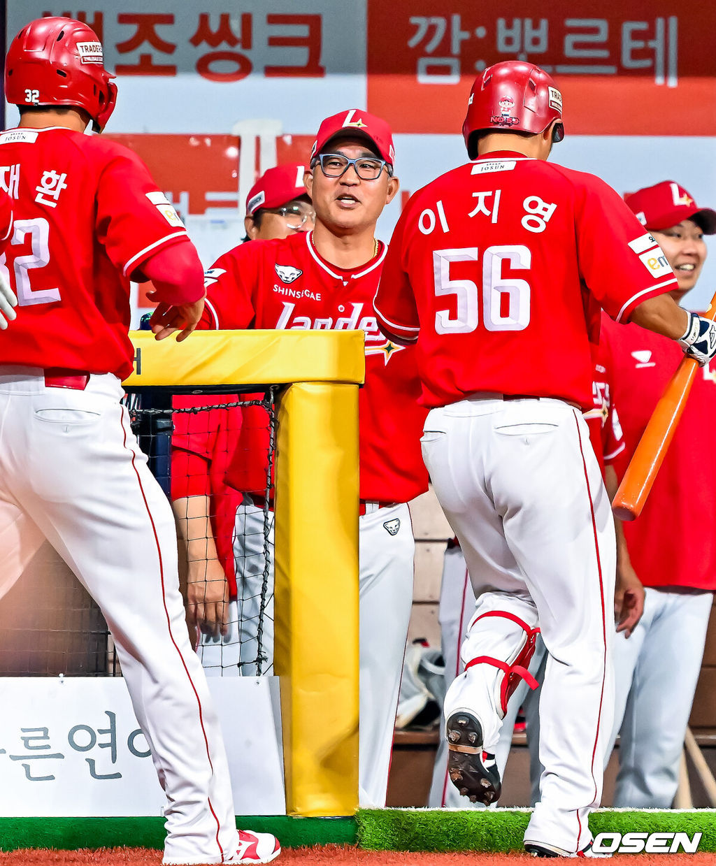 1일 오후 서울 고척스카이돔에서 2026 신한 SOL KBO리그 키움 히어로즈와 SSG 랜더스의 경기가 열렸다.이날 키움은 김윤하, SSG은 타케다를 선발로 내세웠다.4회초 무사 주자 1루 SSG 이지영이 좌월 투런 홈런을 때린 후 덕아웃에서 이숭용 감독과 하이파이브를 하고 있다. 2026.08.01 / rumi@osen.co.kr