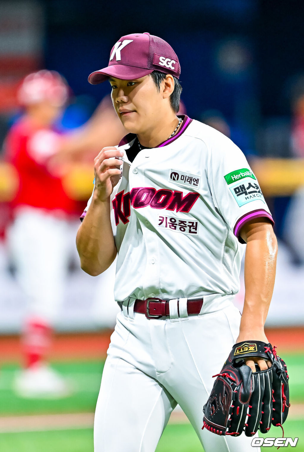 1일 오후 서울 고척스카이돔에서 2026 신한 SOL KBO리그 키움 히어로즈와 SSG 랜더스의 경기가 열렸다.이날 키움은 김윤하, SSG은 타케다를 선발로 내세웠다.3회초를 마친 키움 선발 김윤하가 덕아웃으로 향하며 아쉬워하고 있다. 2026.08.01 / rumi@osen.co.kr