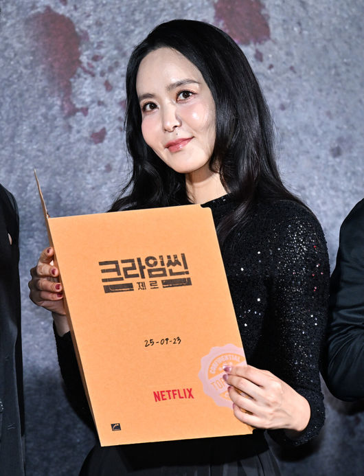 넷플릭스 예능 '크라임씬 제로' 제작발표회가 16일 서울 구로구 신도림 라마다 호텔에서 열렸다.<br /><br />넷플릭스 예능 ‘크라임씬 제로’는 용의자와 탐정이 된 플레이어가 그들 가운데 숨어있는 범인을 찾아내는 레전드 롤플레잉 추리 게임이다.<br /><br />아나운서 박지윤이 포즈를 취하고 있다. 2025.09.16 /cej@osen.co.kr