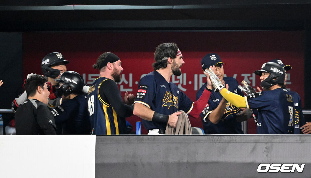 31일 수원 KT위즈파크에서 2026 신한 SOL KBO리그 KT 위즈와 한화 이글스의 경기가 열렸다.이날 KT는 소형준, 한화는 류현진을 선발로 내세웠다.6회말 1사 2,3루에서 KT 한승택의 우중간 2타점 적시타 때 홈을 밟은 허경민, 김상수가 더그아웃에서 환호하고 있다. 2026.07.31 /sunday@osen.co.kr