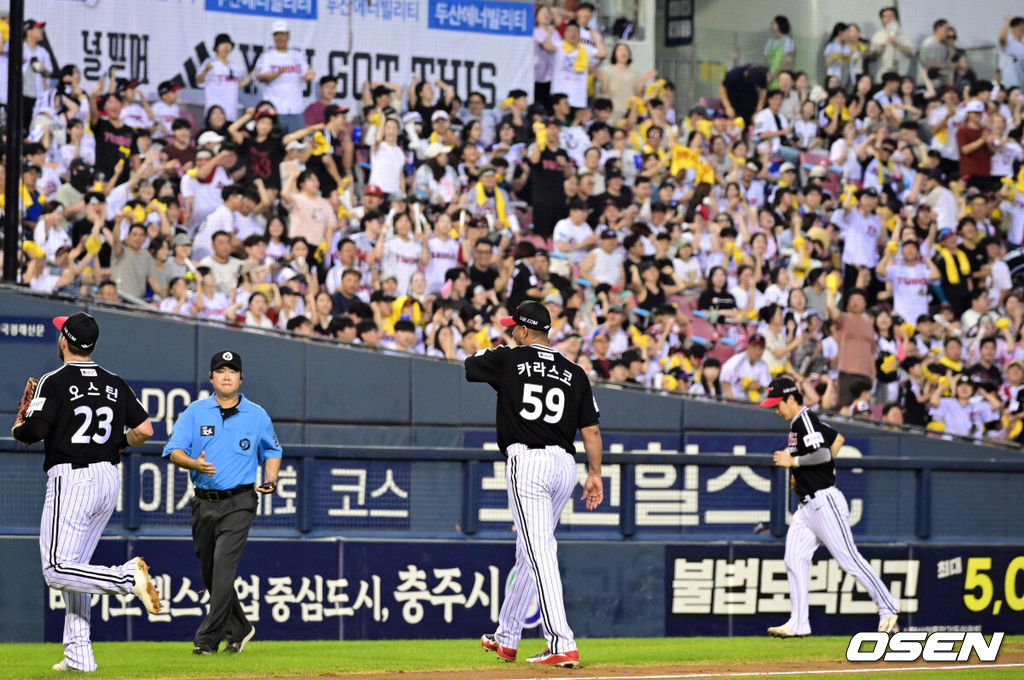 1일 서울 잠실야구장에서 2026 신한 SOL KBO리그 두산 베어스와 LG 트윈스의 경기가 열렸다.이날 두산은 곽빈, LG는 카라스코를 선발로 내세웠다. 7회말 무실점으로 이닝을 마친 LG 카라스코가 더그아웃으로 향하고 있다. 2026.08.01 /cej@osen.co.kr
