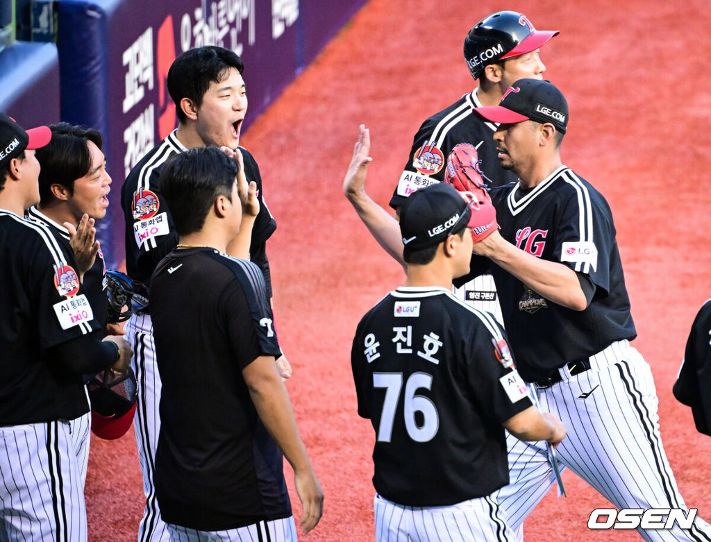 1일 서울 잠실야구장에서 2026 신한 SOL KBO리그 두산 베어스와 LG 트윈스의 경기가 열렸다.이날 두산은 곽빈, LG는 카라스코를 선발로 내세웠다. 5회말 이닝을 마친 LG 카라스코가 더그아웃으로 향하고 있다. 2026.08.01 /cej@osen.co.kr