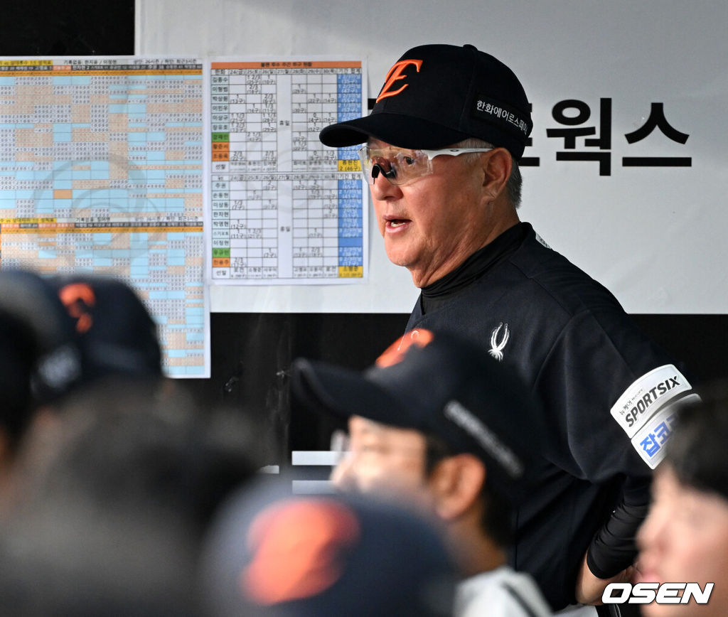 31일 수원 KT위즈파크에서 2026 신한 SOL KBO리그 KT 위즈와 한화 이글스의 경기가 열렸다.이날 KT는 소형준, 한화는 류현진을 선발로 내세웠다.한화 김경문 감독이 경기를 바라보고 있다. 2026.07.31 /sunday@osen.co.kr