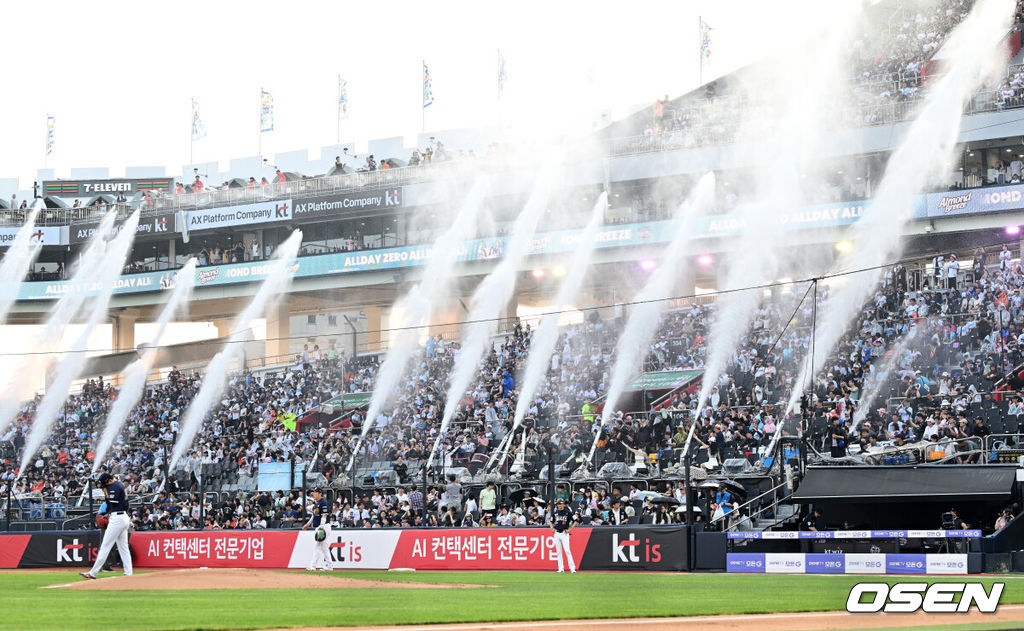 31일 수원 KT위즈파크에서 2026 신한 SOL KBO리그 KT 위즈와 한화 이글스의 경기가 열렸다.이날 KT는 소형준, 한화는 류현진을 선발로 내세웠다.KT 응원단이 물대포를 쏘며 응원을 하고 있다. 2026.07.31 /sunday@osen.co.kr