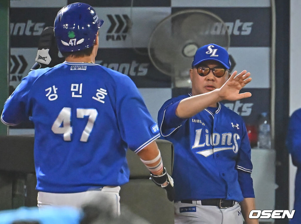 31일 부산 사직야구장에서 2026 신한 SOL KBO 리그 롯데 자이언츠와 삼성 라이온즈의 경기가 열렸다. 홈팀 롯데는 김진욱이, 방문팀 삼성은 원태인이 선발 출전했다.삼성 라이온즈 강민호가 6회초 2사 만루 구자욱의 좌익수 왼쪽 2타점 2루타때 득점을 올리고 박진만 감독과 하이파이브를 하고 있다. 2026.07.31 / foto0307@osen.co.kr