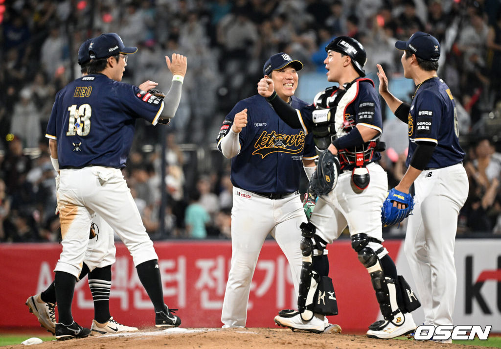 KT는 31일 수원 KT 위즈파크에서 열린 2026 신한 SOL KBO리그 한화와의 경기에서 5-3으로 승리했다. 경기 종료 후 KT 선수들이 환호하고 있다. 2026.07.31 /sunday@osen.co.kr