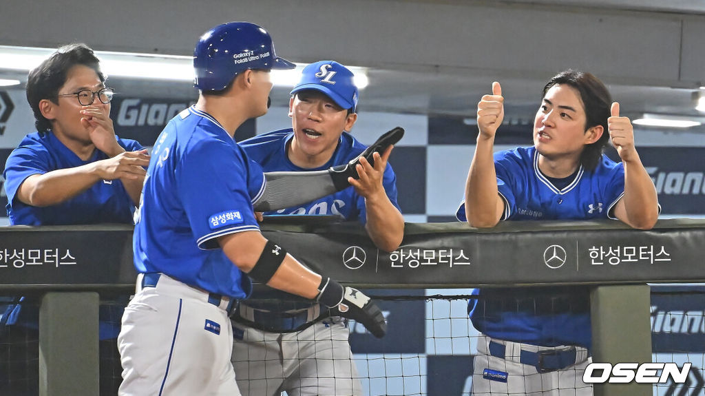 31일 부산 사직야구장에서 2026 신한 SOL KBO 리그 롯데 자이언츠와 삼성 라이온즈의 경기가 열렸다. 홈팀 롯데는 김진욱이, 방문팀 삼성은 원태인이 선발 출전했다.삼성 라이온즈 전병우가 6회초 1사 1,2루 류지혁의 우익수 오른쪽 1타점 안타때 득점을 올리고 하이파이브를 하고 있다. 2026.07.31 / foto0307@osen.co.kr