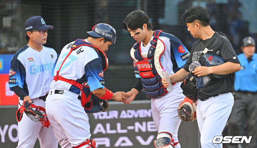 31일 부산 사직야구장에서 2026 신한 SOL KBO 리그 롯데 자이언츠와 삼성 라이온즈의 경기가 열렸다. 홈팀 롯데는 김진욱이, 방문팀 삼성은 원태인이 선발 출전했다.롯데 자이언츠 손성빈이 2회초 수비 도중 어지럼증을 호소하다 유강남과 교체하고 있다. 2026.07.31 / foto0307@osen.co.kr