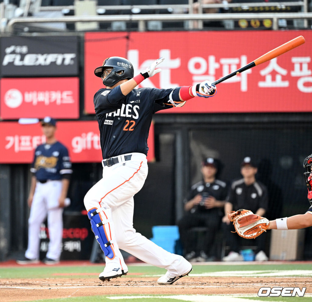31일 수원 KT위즈파크에서 2026 신한 SOL KBO리그 KT 위즈와 한화 이글스의 경기가 열렸다.이날 KT는 소형준, 한화는 류현진을 선발로 내세웠다.1회말 1사에서 한화 채은성이 우전 안타를 치고 있다. 2026.07.31 /sunday@osen.co.kr