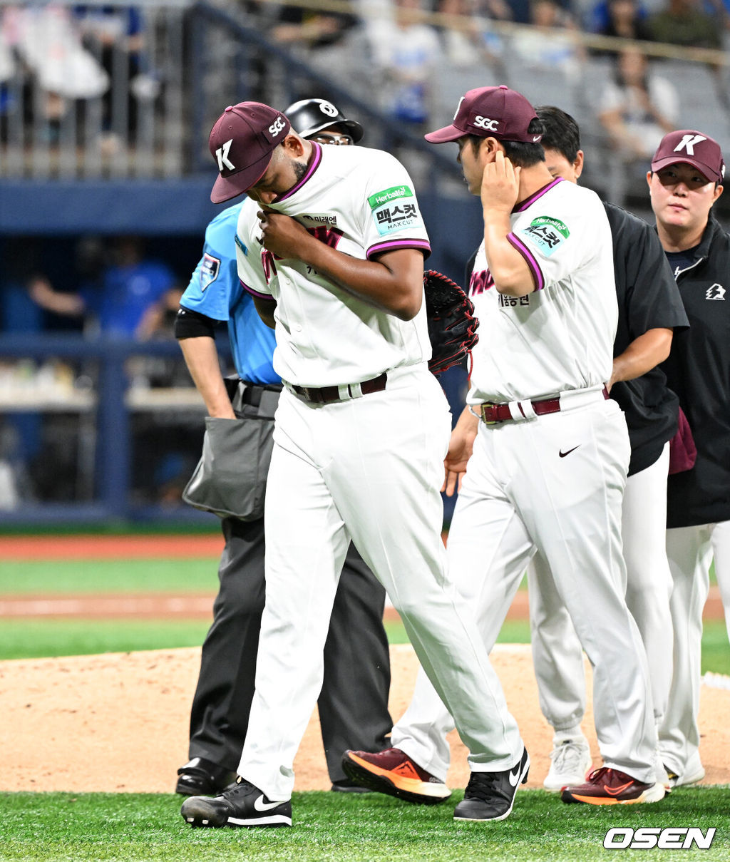 22일 서울 고척스카이돔에서  2026 신한 SOL KBO리그 키움 히어로즈와 삼성 라이온즈의 경기가 열렸다.이날 키움은 알칸타라, 삼성은 김백산을 선발로 내세웠다.5회초 무사 1루에서 키움 알칸타라가 팔 통증을 호소하며 교체되고 있다. 2026.07.22 /sunday@osen.co.kr