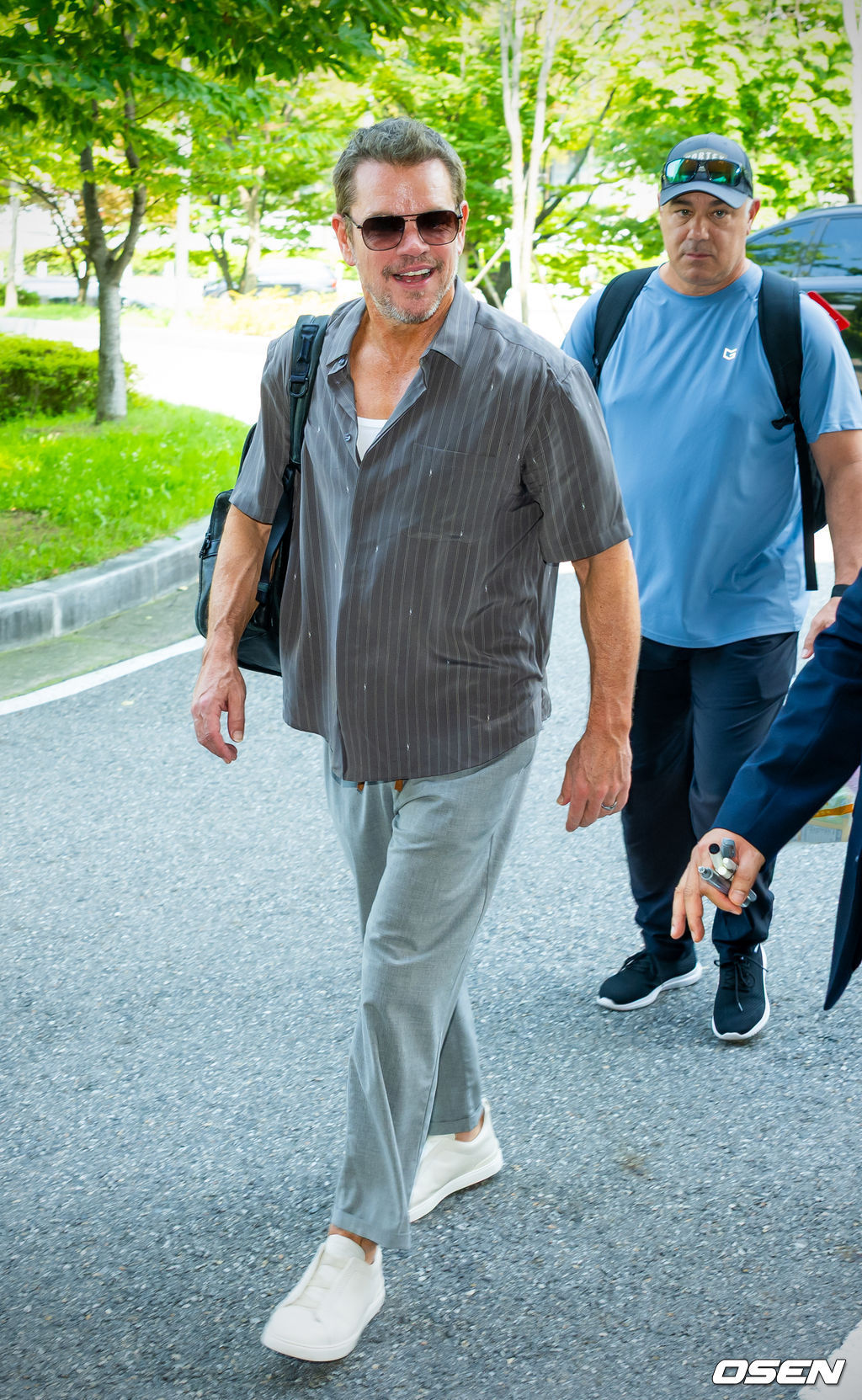 영화 ‘오디세이’ 내한 일정을 위해 크리스토퍼 놀란 감독,배우 맷 데이먼, 샤를리즈 테론 등이 1일 일정을 위해 김포국제공항 전용기 청사를 통해 입국했다. 크리스토퍼 놀란 감독의 신작 '오디세이' 프로모션 차 크리스토퍼 놀란 감독과 맷 데이먼, 샤를리즈 테론이 내한했다.할리우드 배우 맷 데이먼이 팬들에게 사인을 해준 후 환하게 웃고 있다. 2026.08.01 /rumi@osen.co.kr