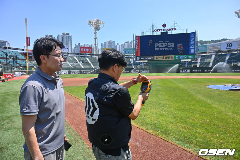 2일 부산 사직야구장에서 2026 신한 SOL KBO 리그 롯데 자이언츠와 삼성 라이온즈의 경기가 열린다. 홈팀 롯데는 비슬리가, 방문팀 삼성은 보스가 선발 출전한다.한용덕 경기 감독관과 관계자가 열화상 카메라로 사직야구장 그라운드의 온도를 체크하고 있다. 2026.08.02 / foto0307@osen.co.kr