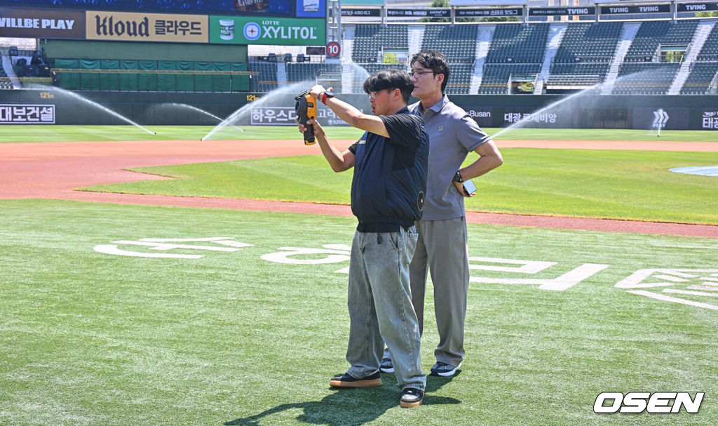 2일 부산 사직야구장에서 2026 신한 SOL KBO 리그 롯데 자이언츠와 삼성 라이온즈의 경기가 열린다. 홈팀 롯데는 비슬리가, 방문팀 삼성은 보스가 선발 출전한다.한용덕 경기 감독관과 관계자가 열화상 카메라로 사직야구장 그라운드의 온도를 체크하고 있다. 2026.08.02 / foto0307@osen.co.kr