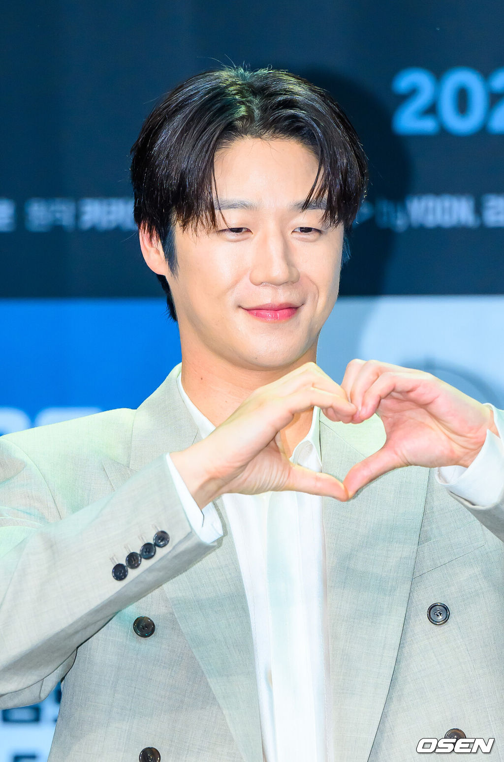 30일 오후 서울 상암동 MBC 골든마우스홀에서 MBC 금토드라마 ‘유부녀 킬러’ 제작발표회(감독 윤종호)가 진행됐다.‘유부녀 킬러’는 낮에는 사람을 처단하는 킬러, 밤에는 아이를 키우는 워킹맘의 이야기를 그린 웹툰을 원작으로 한 드라마로 이날 행사에는 공효진, 정준원, 이상이, 무진성, 최우성, 이은샘, 윤종호 감독이 참석했다.   배우 정준원이 포즈를 취하고 있다.  2026.07.30 / soul1014@osen.co.kr