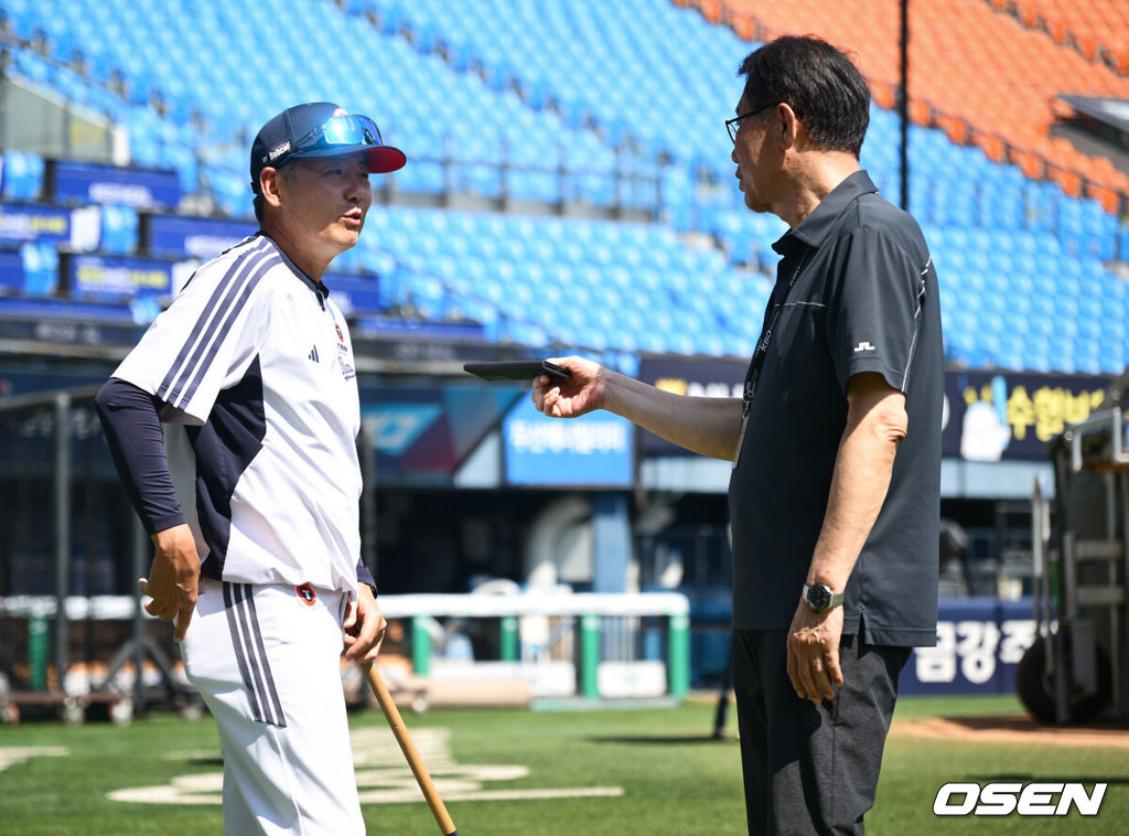 2일 서울 잠실야구장에서 2026 신한 SOL KBO리그 두산 베어스와 LG 트윈스의 경기가 열린다.이날 두산은 벤자민, LG는 톨허스트를 선발로 내세웠다. 두산 김원형 감독이 김시진 경기감독관과 대화를 나누고 있다. 2026.08.02 /cej@osen.co.kr