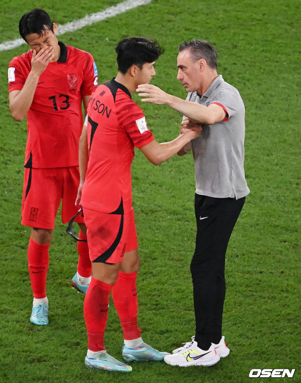 5일(현지시간)카타르 도하 974 스타디움에서 2022 카타르 월드컵 16강전 대한민국과 브라질의 경기가 열렸다. 이 경기에서 한국은 1-4로 패했다. 한국은 호주, 일본에 이어 16강에서 탈락하며 아시아의 마지막 자존심을 지키지 못했다.경기종료 한국 파울루 벤투 감독이 손흥민을 격려하고 있다. 2022.12.05 / soul1014@osen.co.kr