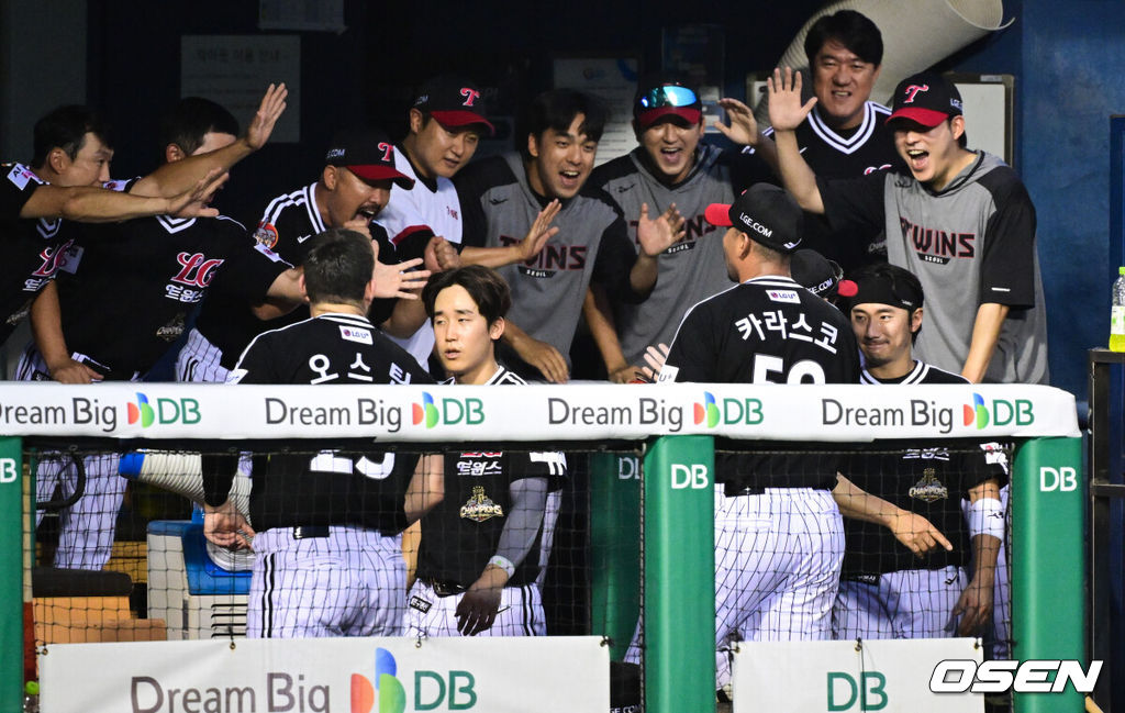 1일 서울 잠실야구장에서 2026 신한 SOL KBO리그 두산 베어스와 LG 트윈스의 경기가 열렸다.이날 두산은 곽빈, LG는 카라스코를 선발로 내세웠다. LG 카라스코가 7회말을 무실점으로 막아낸 뒤 더그아웃에서 환영을 받고 있다. 2026.08.01 /cej@osen.co.kr