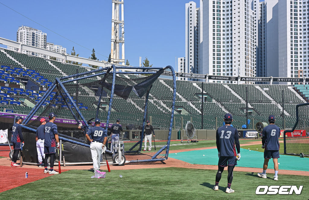 2일 부산 사직야구장에서 2026 신한 SOL KBO 리그 롯데 자이언츠와 삼성 라이온즈의 경기가 열린다. 홈팀 롯데는 비슬리가, 방문팀 삼성은 보스가 선발 출전한다.롯데 자이언츠 선수들이 폭염에도 훈련을 하고 있다. 2026.08.02 / foto0307@osen.co.kr