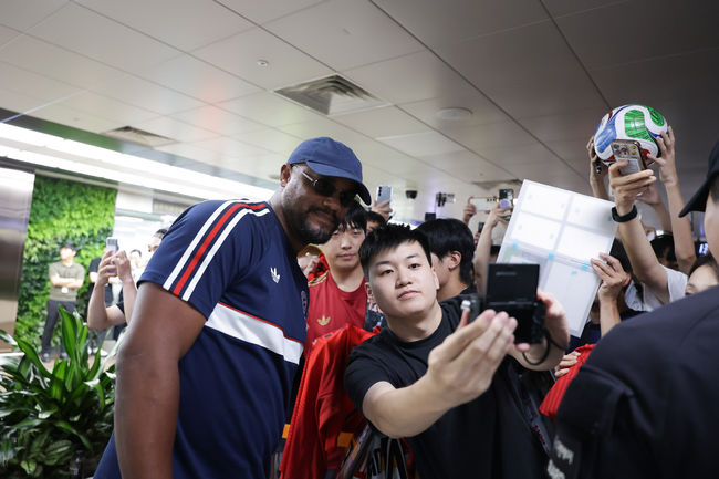 제주국제공항/ 아우디 풋볼 써밋 2026/ 제주SKFC vs FC바이에른뮌헨/ 뮌헨 선수단 입국/ 뱅상 콤파니(Vincent Kompany) 감독/ photo by Jaehoon Jung