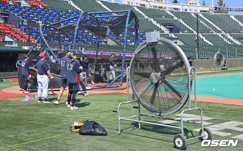 2일 부산 사직야구장에서 2026 신한 SOL KBO 리그 롯데 자이언츠와 삼성 라이온즈의 경기가 열린다. 홈팀 롯데는 비슬리가, 방문팀 삼성은 보스가 선발 출전한다.롯데 자이언츠 선수들이 대형 선풍기를 켜고 훈련을 하고 있다. 2026.08.02 / foto0307@osen.co.kr
