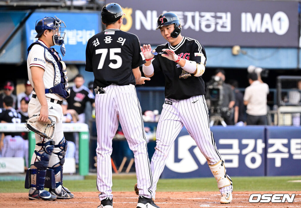 2일 서울 잠실야구장에서 2026 신한 SOL KBO리그 두산 베어스와 LG 트윈스의 경기가 열렸다.이날 두산은 벤자민, LG는 톨허스트를 선발로 내세웠다. 3회초 무사 1루에서 LG 이주헌이 동점 투런 홈런을 날린 뒤 베이스를 돌고 있다. 2026.08.02 /cej@osen.co.kr