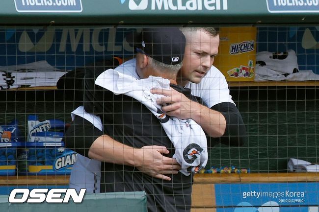 [사진] 디트로이트 타릭 스쿠발이 등판을 마친 뒤 A.J 힌치 감독과 포옹하고 있다. ⓒGettyimages(무단전재 및 재배포 금지)
